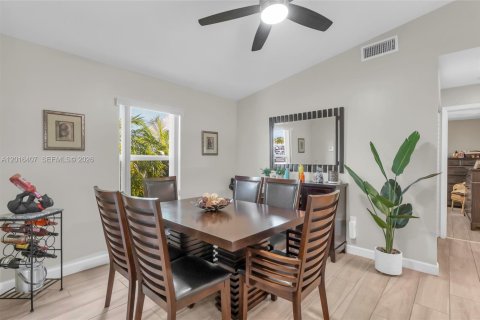 House in Hialeah, Florida 3 bedrooms, 125.7 sq.m. № 2243992 - photo 5