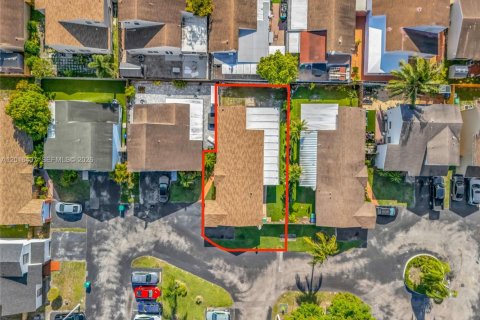 House in Hialeah, Florida 3 bedrooms, 125.7 sq.m. № 2243992 - photo 25