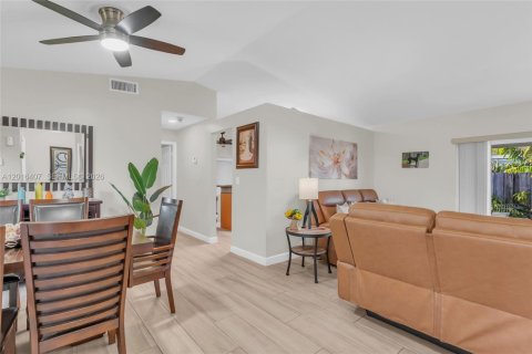 House in Hialeah, Florida 3 bedrooms, 125.7 sq.m. № 2243992 - photo 4