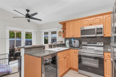 House in Hialeah, Florida 3 bedrooms, 125.7 sq.m. № 2243992 - photo 11