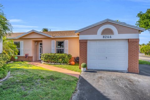 House in Hialeah, Florida 3 bedrooms, 125.7 sq.m. № 2243992