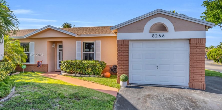 House in Hialeah, Florida 3 bedrooms, 125.7 sq.m. № 2243992