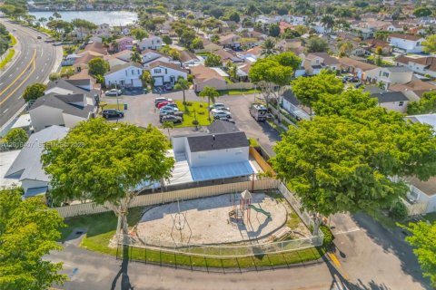 House in Hialeah, Florida 3 bedrooms, 125.7 sq.m. № 2243992 - photo 27