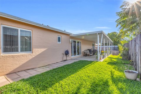 House in Hialeah, Florida 3 bedrooms, 125.7 sq.m. № 2243992 - photo 15