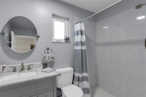 House in Hialeah, Florida 3 bedrooms, 125.7 sq.m. № 2243992 - photo 17