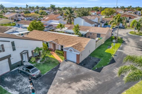 House in Hialeah, Florida 3 bedrooms, 125.7 sq.m. № 2243992 - photo 26