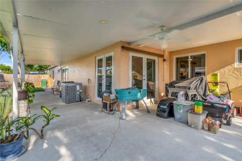 House in Hialeah, Florida 3 bedrooms, 125.7 sq.m. № 2243992 - photo 14