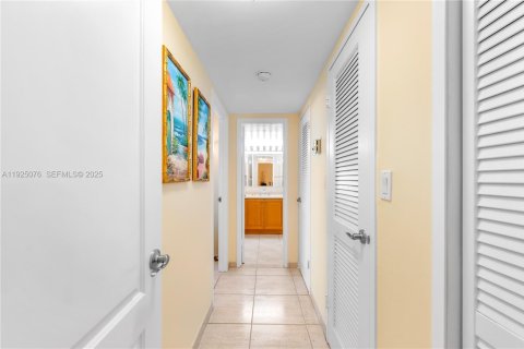 Купить кондоминиум в Халландейл-Бич, Флорида 2 спальни, 108.23м2, № 1983732 - фото 20