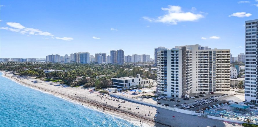 Кондоминиум с 2 спальнями в Халландейл-Бич, Флорида № 1983732