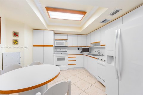 Купить кондоминиум в Халландейл-Бич, Флорида 2 спальни, 108.23м2, № 1983732 - фото 17