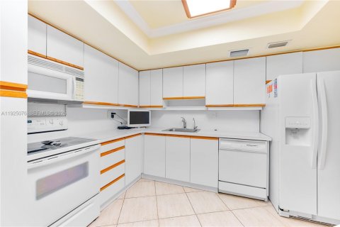 Купить кондоминиум в Халландейл-Бич, Флорида 2 спальни, 108.23м2, № 1983732 - фото 19