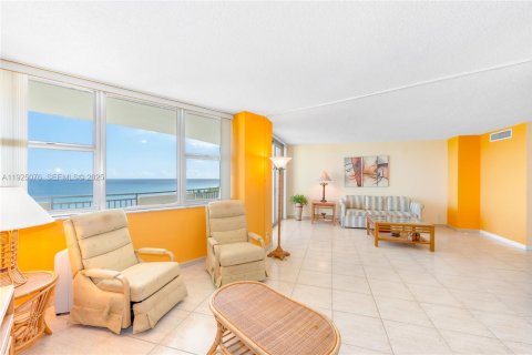 Купить кондоминиум в Халландейл-Бич, Флорида 2 спальни, 108.23м2, № 1983732 - фото 9