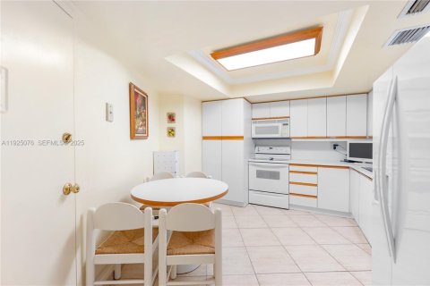 Купить кондоминиум в Халландейл-Бич, Флорида 2 спальни, 108.23м2, № 1983732 - фото 18