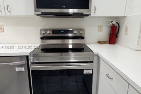 Condominio en alquiler en Miami, Florida, 4 dormitorios, 123.56 m2 № 2057693 - foto 8