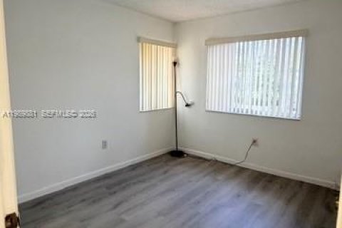 Condominio en alquiler en Miami, Florida, 4 dormitorios, 123.56 m2 № 2057693 - foto 11