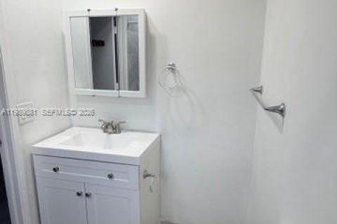 Condominio en alquiler en Miami, Florida, 4 dormitorios, 123.56 m2 № 2057693 - foto 14
