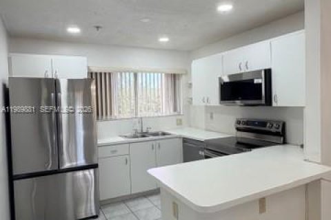 Condominio en alquiler en Miami, Florida, 4 dormitorios, 123.56 m2 № 2057693 - foto 7