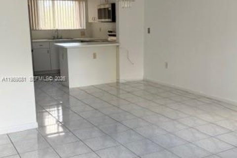 Condominio en alquiler en Miami, Florida, 4 dormitorios, 123.56 m2 № 2057693 - foto 5