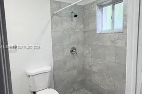 Condominio en alquiler en Miami, Florida, 4 dormitorios, 123.56 m2 № 2057693 - foto 15