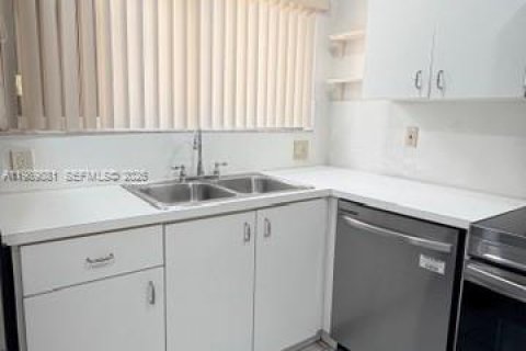 Condominio en alquiler en Miami, Florida, 4 dormitorios, 123.56 m2 № 2057693 - foto 6