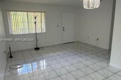 Condominio en alquiler en Miami, Florida, 4 dormitorios, 123.56 m2 № 2057693 - foto 13