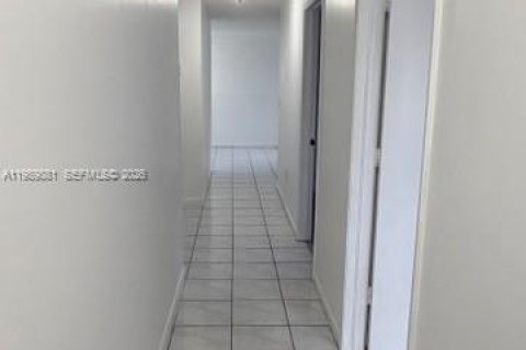 Condominio en alquiler en Miami, Florida, 4 dormitorios, 123.56 m2 № 2057693 - foto 9