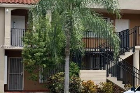 Condominio en alquiler en Miami, Florida, 4 dormitorios, 123.56 m2 № 2057693 - foto 2