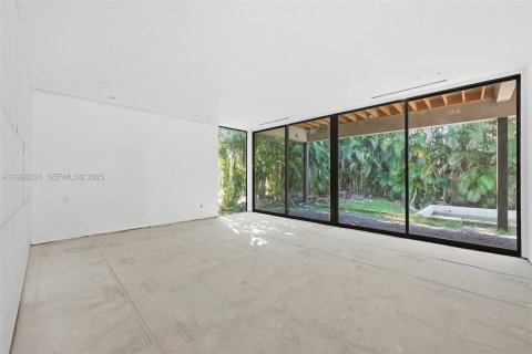 House in Miami, Florida 5 bedrooms, 339.09 sq.m. № 1992596 - photo 11