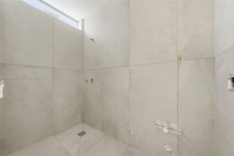 House in Miami, Florida 5 bedrooms, 339.09 sq.m. № 1992596 - photo 27