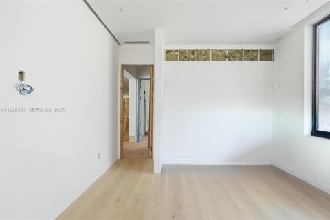 House in Miami, Florida 5 bedrooms, 339.09 sq.m. № 1992596 - photo 22