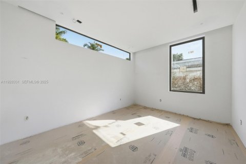 House in Miami, Florida 5 bedrooms, 339.09 sq.m. № 1992596 - photo 26