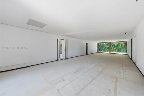 House in Miami, Florida 5 bedrooms, 339.09 sq.m. № 1992596 - photo 29