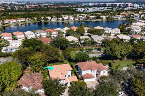 Casa en venta en Doral, Florida, 5 dormitorios, 333.8 m2 № 2008353 - foto 2