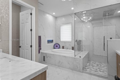 Casa en venta en Doral, Florida, 5 dormitorios, 333.8 m2 № 2008353 - foto 27