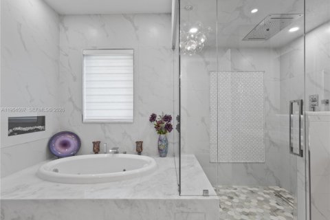 Casa en venta en Doral, Florida, 5 dormitorios, 333.8 m2 № 2008353 - foto 30