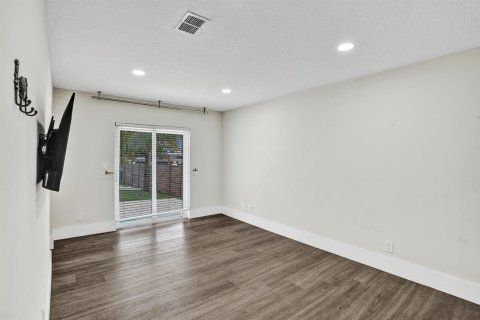 House in Hallandale Beach, Florida 6 bedrooms, 337.24 sq.m. № 2083880 - photo 20