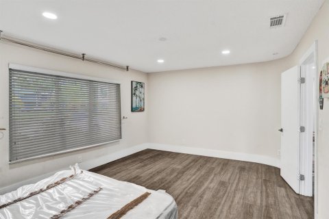 House in Hallandale Beach, Florida 6 bedrooms, 337.24 sq.m. № 2083880 - photo 10