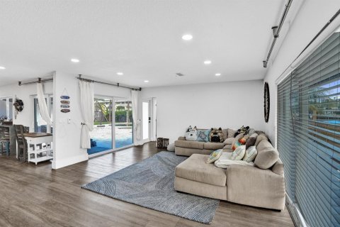 House in Hallandale Beach, Florida 6 bedrooms, 337.24 sq.m. № 2083880 - photo 16