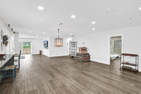 House in Hallandale Beach, Florida 6 bedrooms, 337.24 sq.m. № 2083880 - photo 7