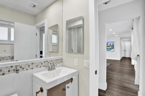 House in Hallandale Beach, Florida 6 bedrooms, 337.24 sq.m. № 2083880 - photo 19