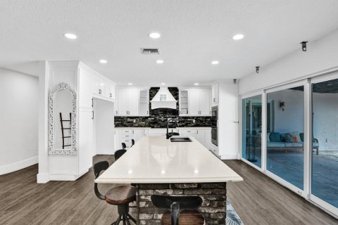 House in Hallandale Beach, Florida 6 bedrooms, 337.24 sq.m. № 2083880 - photo 5