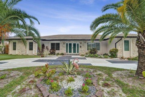 House in Hallandale Beach, Florida 6 bedrooms, 337.24 sq.m. № 2083880