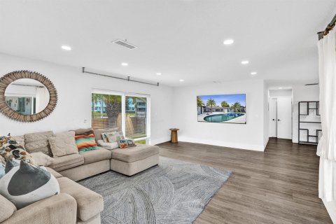 House in Hallandale Beach, Florida 6 bedrooms, 337.24 sq.m. № 2083880 - photo 17
