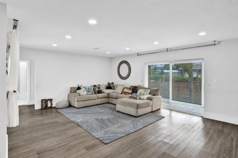 House in Hallandale Beach, Florida 6 bedrooms, 337.24 sq.m. № 2083880 - photo 15