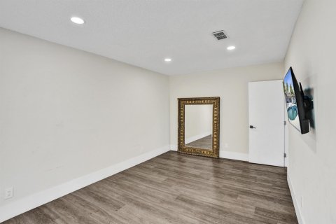 House in Hallandale Beach, Florida 6 bedrooms, 337.24 sq.m. № 2083880 - photo 23
