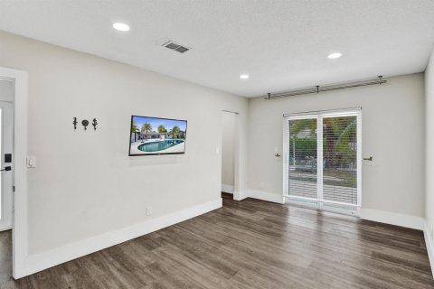 House in Hallandale Beach, Florida 6 bedrooms, 337.24 sq.m. № 2083880 - photo 21