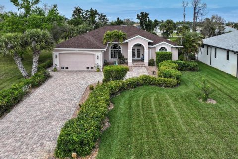 House in Rotonda, Florida 3 bedrooms, 239.41 sq.m. № 1356005 - photo 1