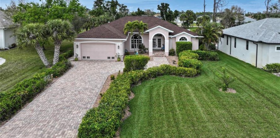 House in Rotonda, Florida 3 bedrooms, 239.41 sq.m. № 1356005