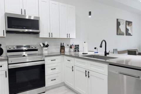 Immobilier commercial à vendre à Port Charlotte, Floride: 6 chambres, 226.96 m2 № 2371697 - photo 5