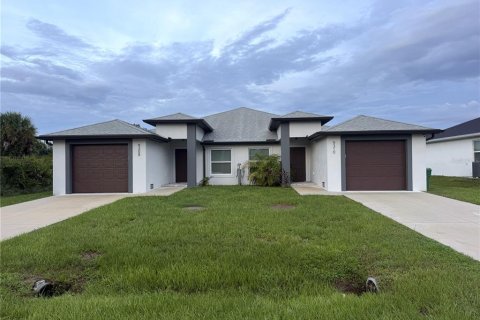 Immobilier commercial à Port Charlotte, Floride 6 chambres, 226.96 m2 № 2371697